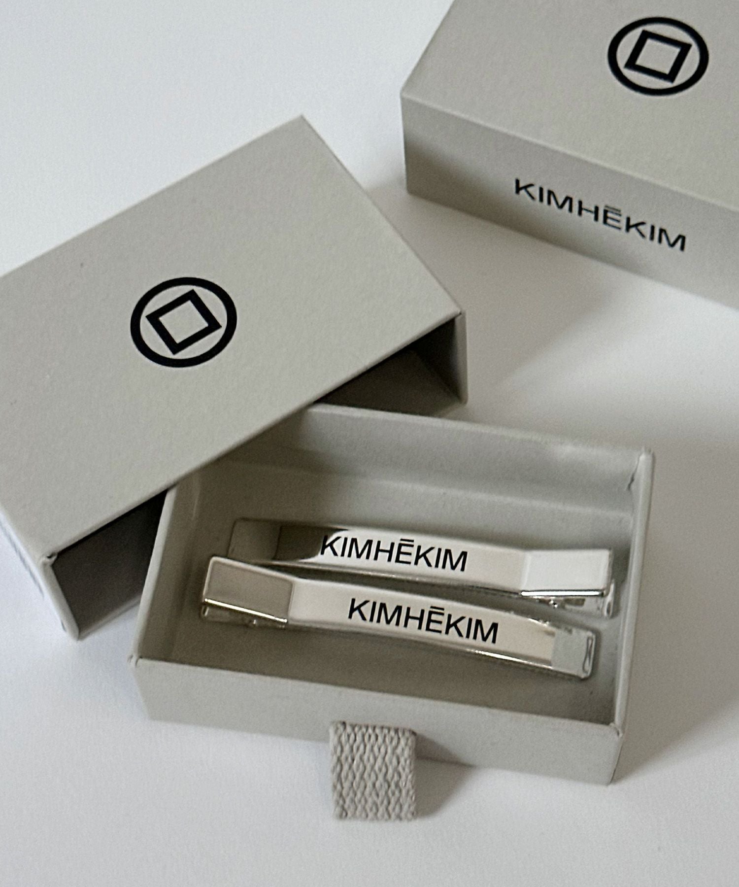 KIMHEKIM WOMANロゴヘアクリップ | Narcissus WEB STORE
